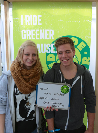 Die Gewinner des "I Ride Greener because.." Wall Photo Contest: Nico und Lisa