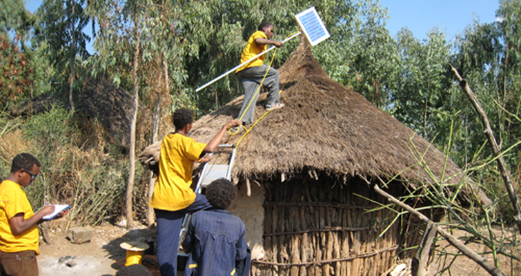 Bereits mit einem kleinen Beitarg könnt ihr mit Hilfe von myclimate eure CO2 Emissionen kompensieren und afrikanischen Haushalten eine nachhaltige Energielösung ermöglichen