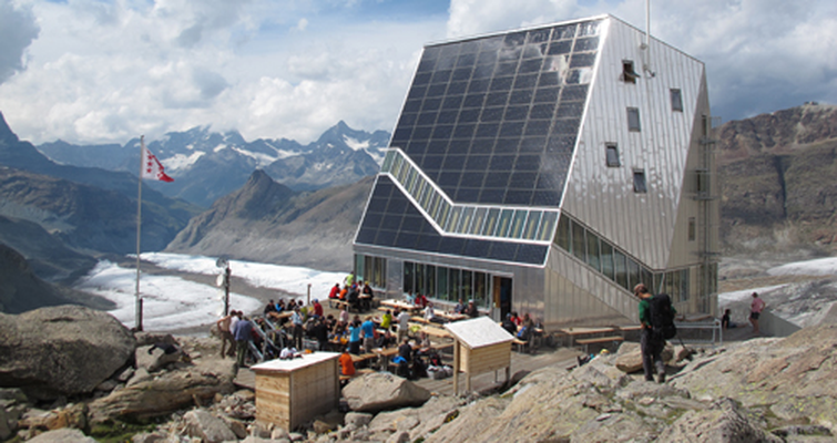 Monte Rosa Hütte bekommt Ihre Energie aus ihrer Solarpanels Fassade und verbraucht fast kein CO2