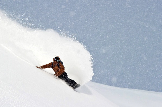 Schneesurfen – woher das Snowboarden kommt und es vermehrt wieder hingehen könnte