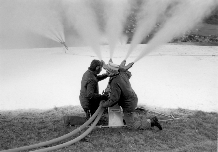 Die Kritik an der Beschneiungspraxis wird lauter. Savognin 1978: Erste grosse Kunstschneeanalage Europas. Foto: Savognin Bergbahnen AG
